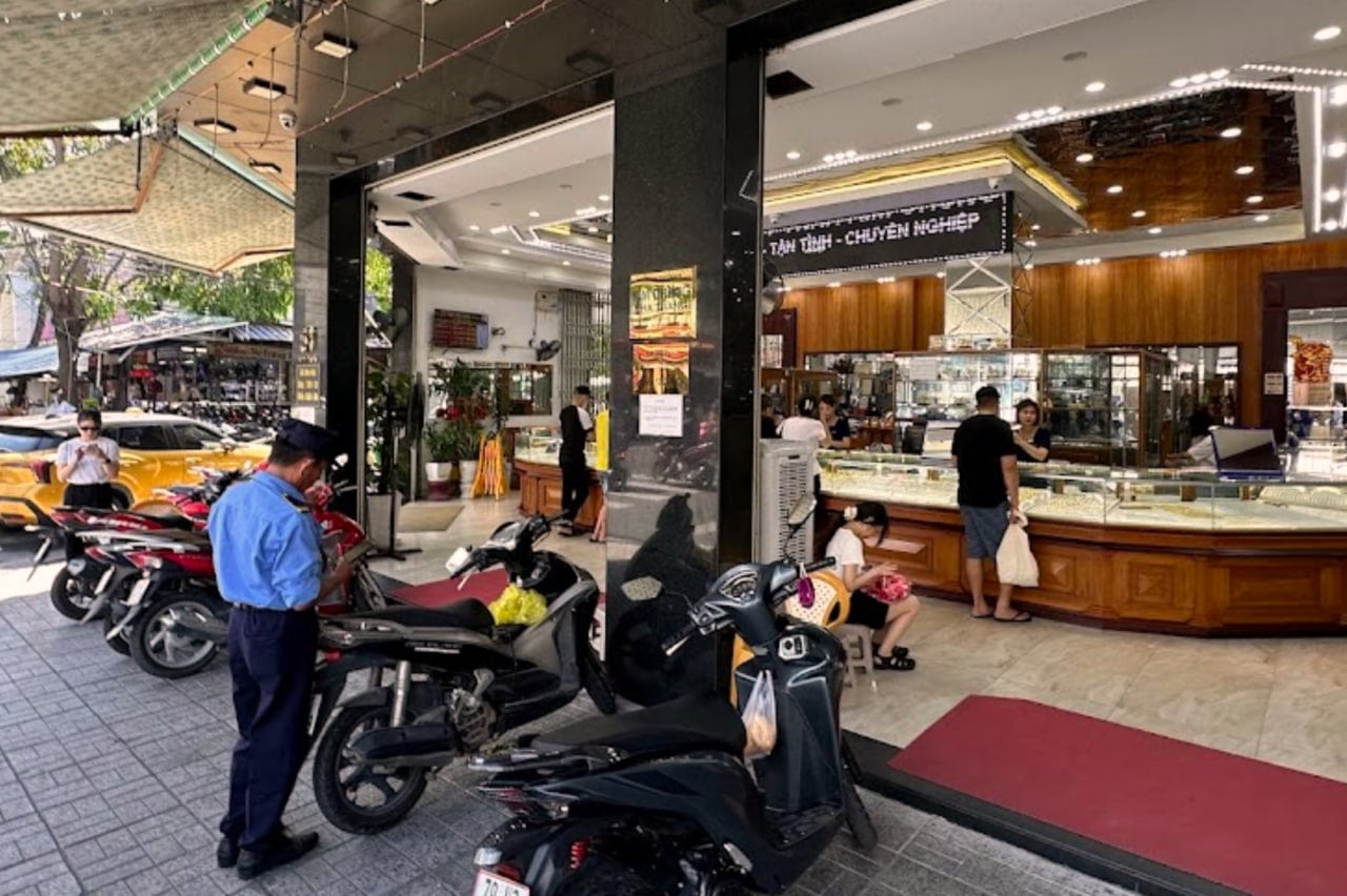 Обмен валюты в ювелирном магазине