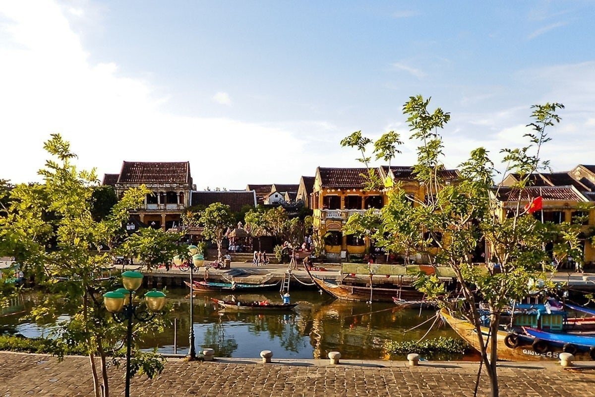 Река в Хойане вечером